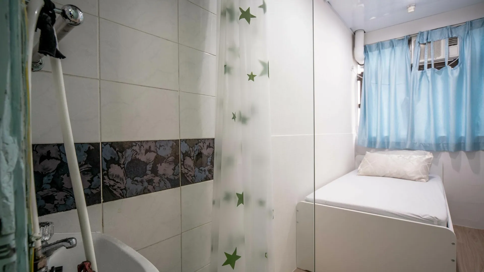 Cosmic Guest House Kowloon  0*, Kowloon (Hong Kong)